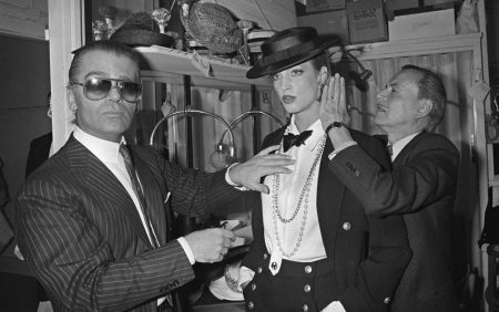 Le couturier Karl Lagerfeld donne une dernière touche à un modèle, le 24 janvier 1983