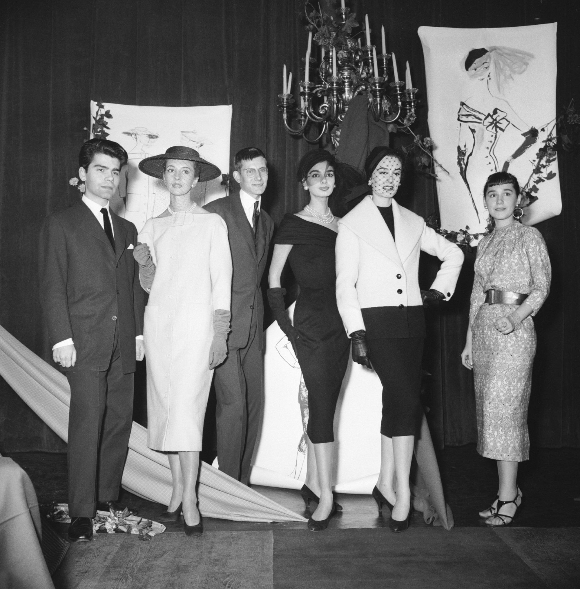 En 1954, Karl Lagerfeld gagne le premier prix du Secrétariat de la laine ex æquo avec Yves Saint Laurent. 